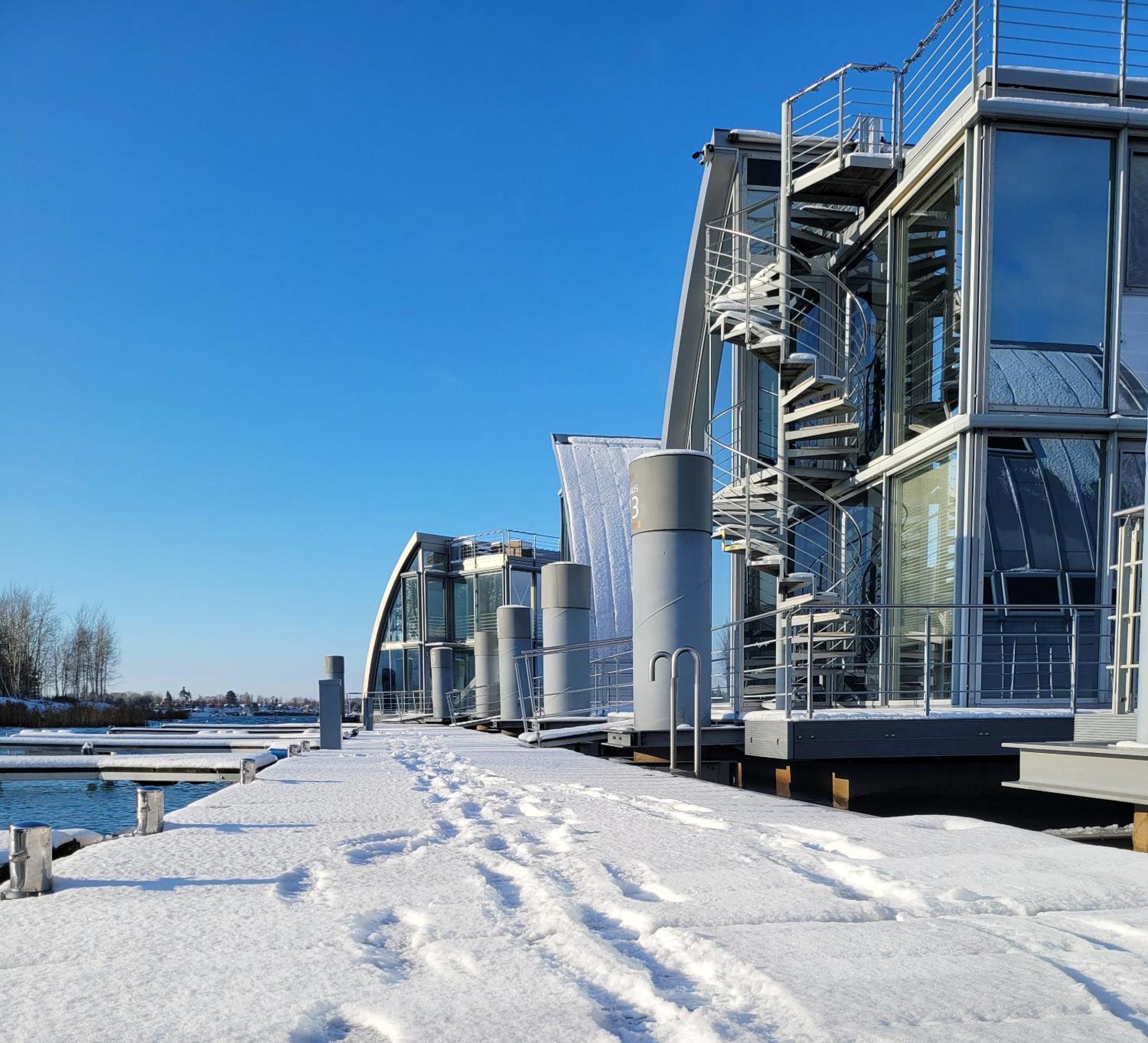 Schwimmendes Ferienhaus Sky Elsterheide エクステリア 写真