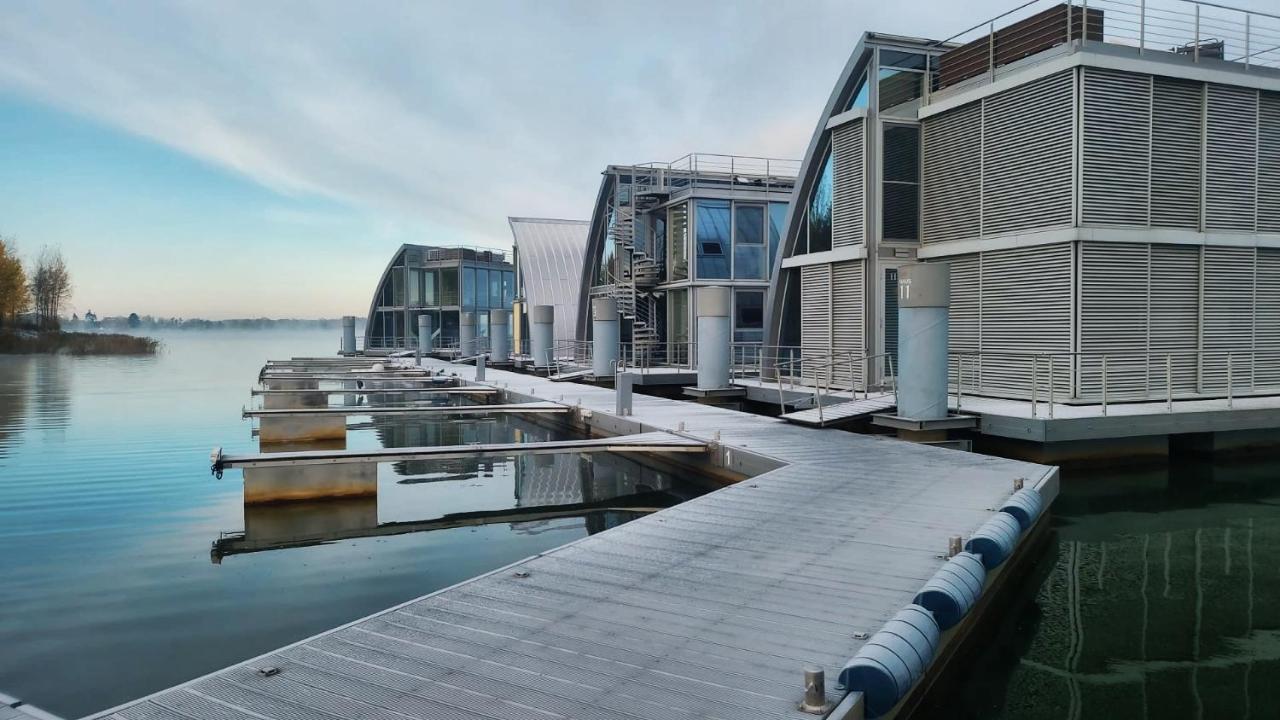 Schwimmendes Ferienhaus Sky Elsterheide エクステリア 写真