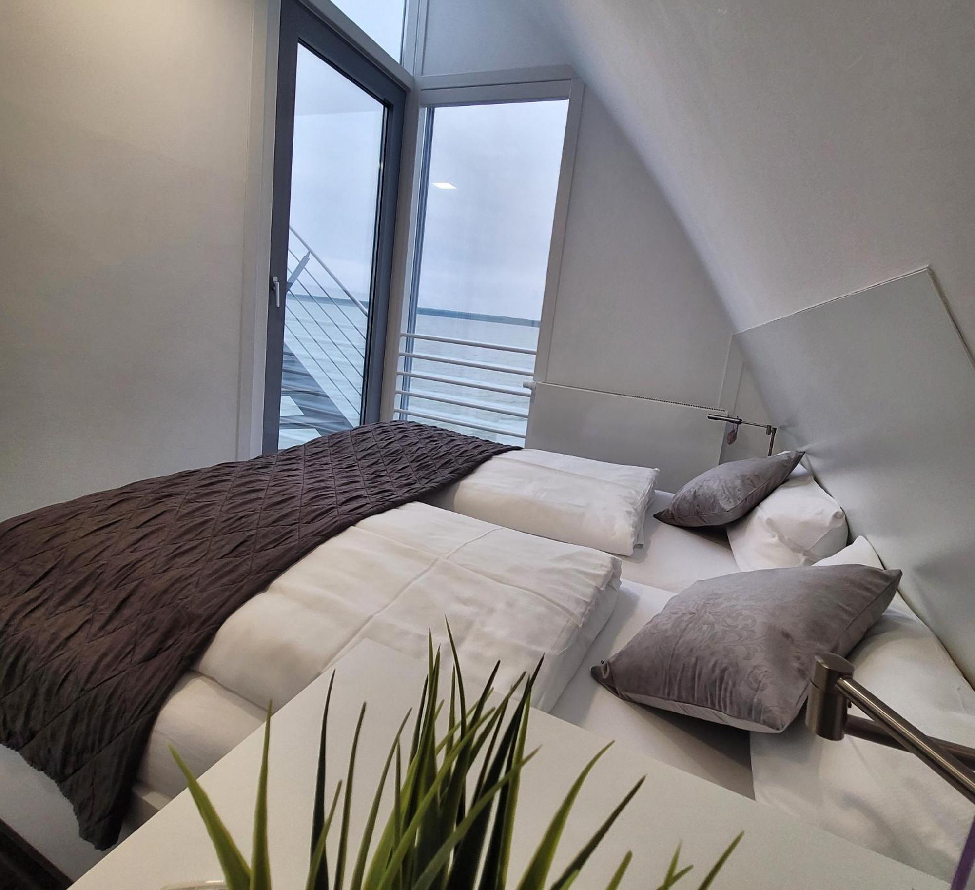 Schwimmendes Ferienhaus Sky Elsterheide エクステリア 写真