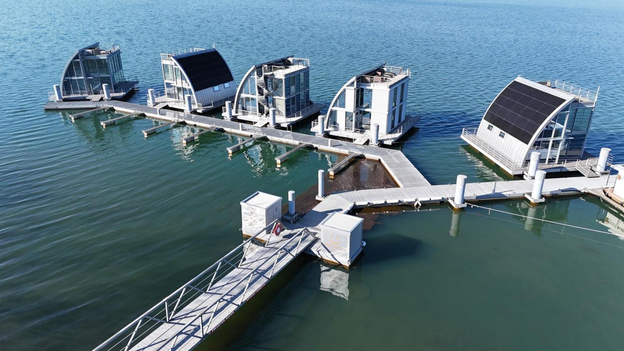 Schwimmendes Ferienhaus Sky Elsterheide エクステリア 写真